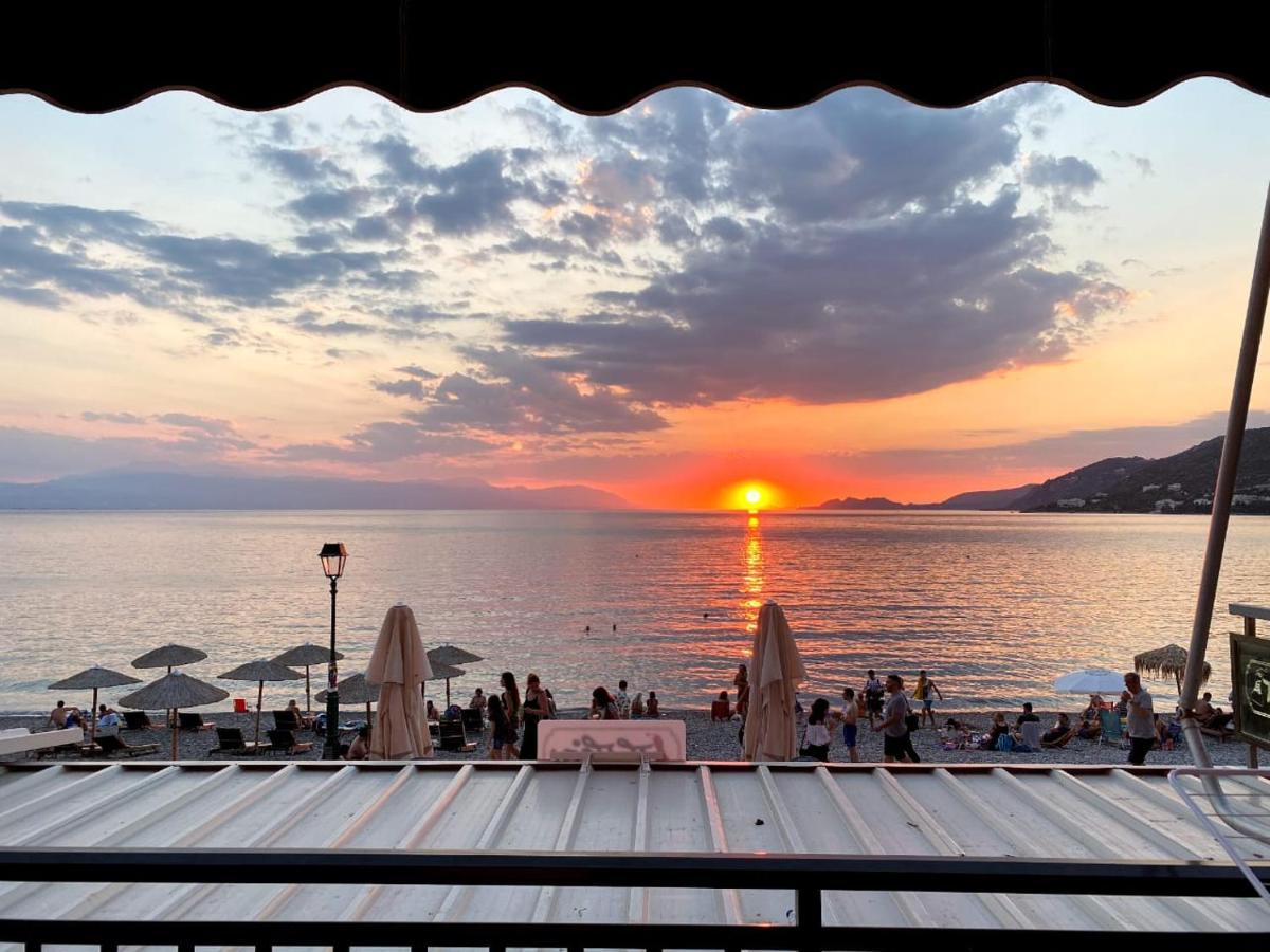 Grace Seaside Apartment Лутраки Екстериор снимка