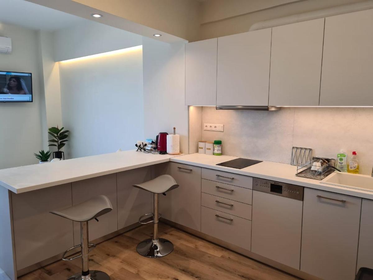 Grace Seaside Apartment Лутраки Екстериор снимка
