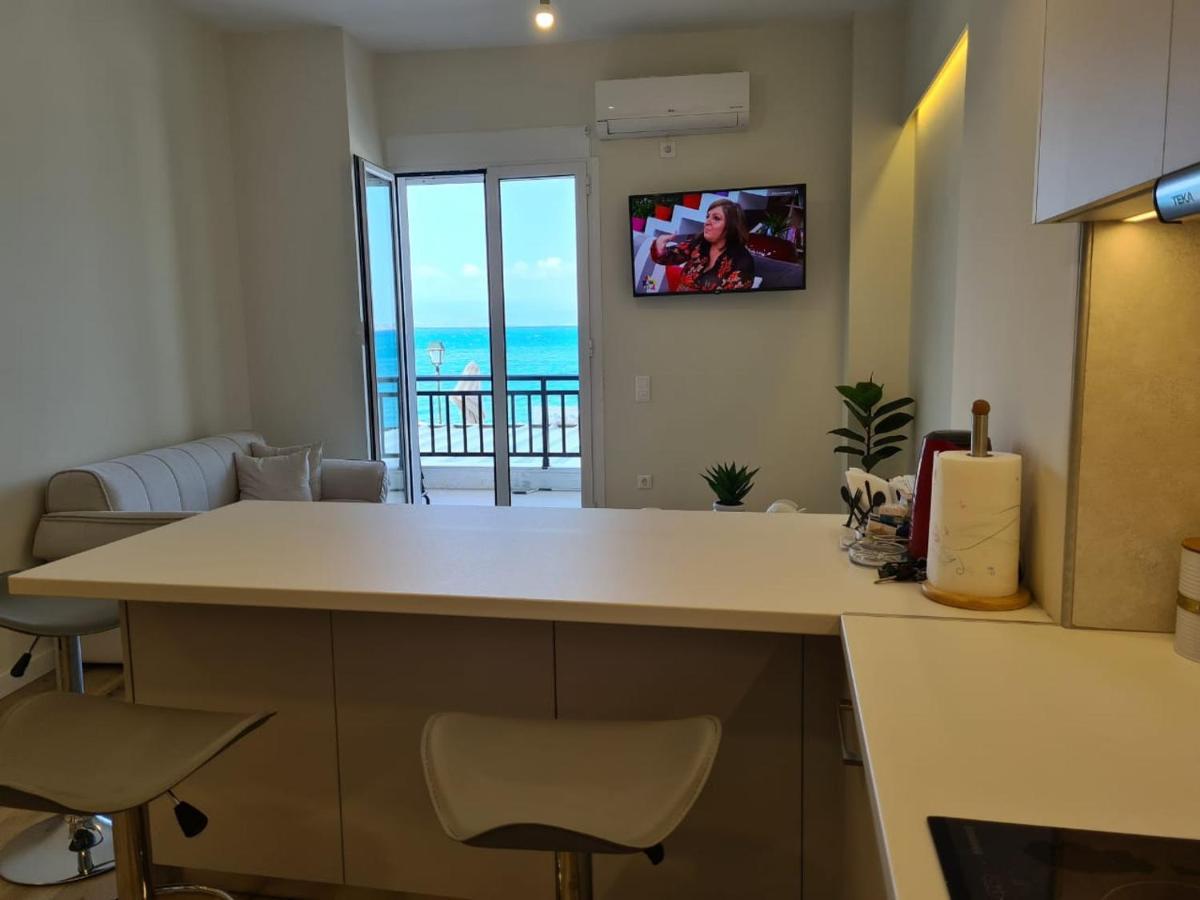 Grace Seaside Apartment Лутраки Екстериор снимка